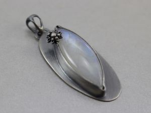 chileart biżuteria autorska kamień księżycowy wisior markiza kwiatek oksydowane srebro